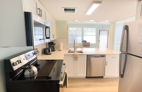 Downtown Cabin | Orange Blossom Suite | 1 bedroom 1 bath in steps off Duval
