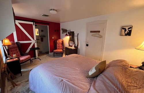 Nappanee Other | Original 6-bedroom FarmHouse with WiFi, Large Gathering Room in Nappanee