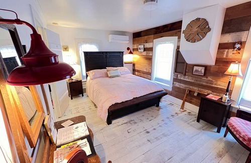 Nappanee Other | Original 6-bedroom FarmHouse with WiFi, Large Gathering Room in Nappanee