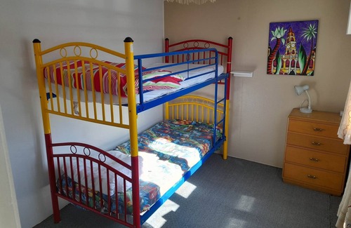 Waikouaiti House | Original Cute Kiwi Crib Near the Beach - sleeps 9