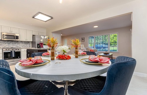Northwest Raleigh House | Original Oak Tree Oasis: Private sunroom/deck/grill/firepit/yard (❤️ of Raleigh)