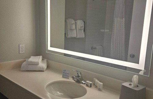 West Kissimmee Hotel | Orlando's Best: 3 Magical Rooms w/Free Breakfast, Pools & Theme Park Access