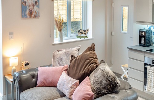 Cwm Frwd Oer Cottage | Oswald’s Rest is in an absolutely charming location and is perfect for couples.