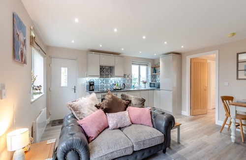 Cwm Frwd Oer Cottage | Oswald’s Rest is in an absolutely charming location and is perfect for couples.