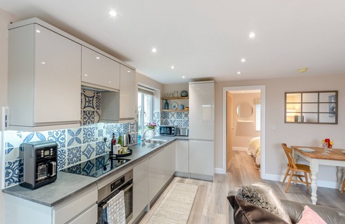 Cwm Frwd Oer Cottage | Oswald’s Rest is in an absolutely charming location and is perfect for couples.