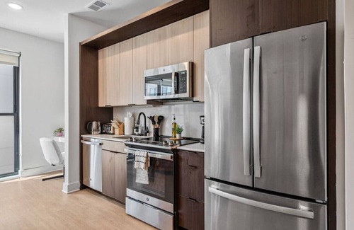 Pendleton Apartment | OTR | King Bed | Free On Site Parking | Gym | Pool