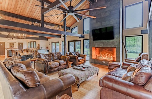 Newfoundland House | Otter Lodge - Private Pond!