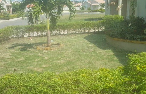 Kingston House | Outdoor swimming pool ,free WiFi and garden view .this self catered holiday