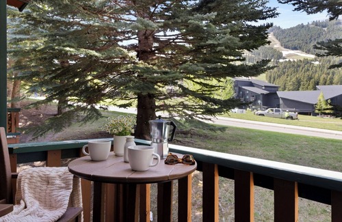 Jackson House | Outpost: Clark's Knoll 395 - Walk to Town Square