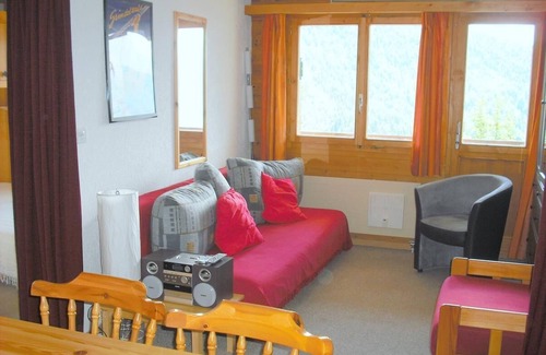 Chandolin Apartment | Outside : Living on the 3rd floor of an apartment house, in Chandolin, for 2-4 persons, balcony with