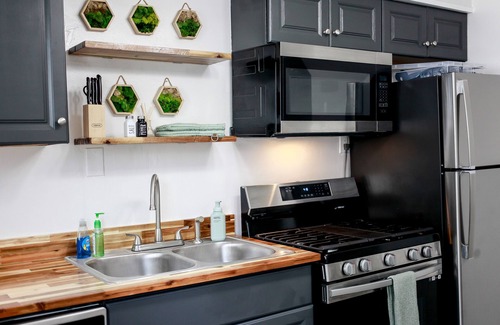 Bayview Apartment | OV Beach Oasis: The Plant House. A 4 minute walk to the beach! 30+ DAY RENTAL