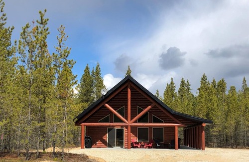 Valemount House | Overlook Cabin Rental - Pet Friendly!