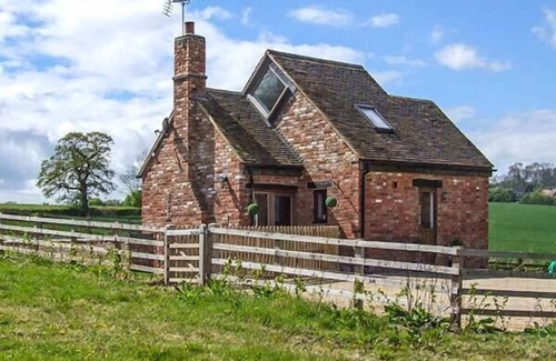 Napton-on-the-Hill Cottage | OWL COTTAGE, pet friendly, with hot tub in Napton-On-The-Hill