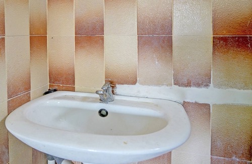 Pamekasan Hotel | OYO 2708 Hotel Kemuning Syariah