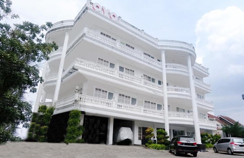 Malang Hotel | OYO 696 Hasanah Guest House Syariah De Saphire