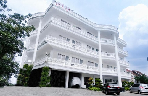 Malang Hotel | OYO 696 Hasanah Guest House Syariah De Saphire