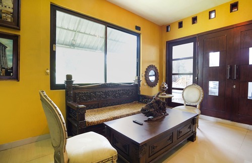 Pamekasan Hotel | OYO 92114 Homestay Riverside Duko