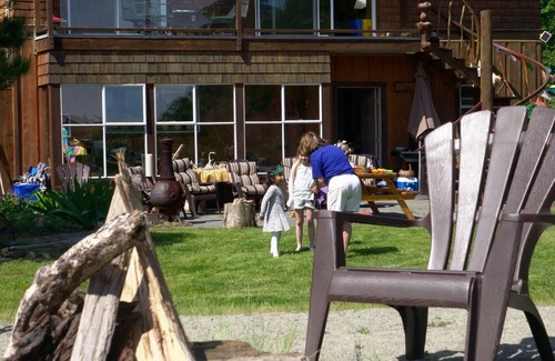 North Oyster House | Oyster Bay Beach House is located on BC POINTE at the end Ladysmith Harbour