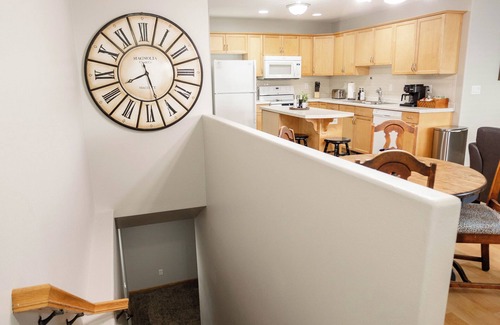 Moorhead House | Pac n Play I King Bed I 75" TV I XL Fenced Yard