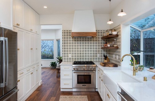 Anchorage House | Pacific Natural Anchorage Hillside Home