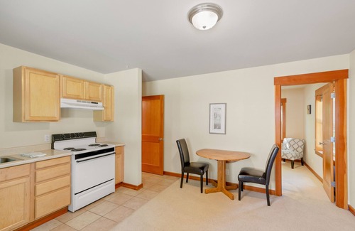 West Haven-Sylvan House | Pacific Northwest Retreat. 5 miles to Downtown PDX. Close to High Tech