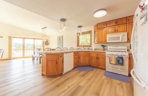 Paw Paw House | Paddler's Paradise Lakefront Comes With Pontoon