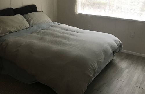 Pahi Cottage | Pahi - Kaipara Fishing Village! 2 minute walk to harbour swimming beach.