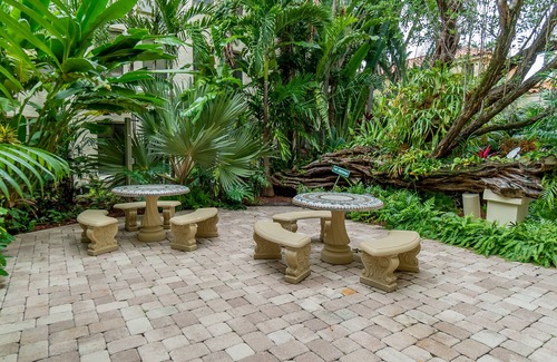 Palm Beach - West Palm Beach Apartment | 🏝Palm Beach Island Condo-Hotel King Bed Studio Walk to Beach🏖
