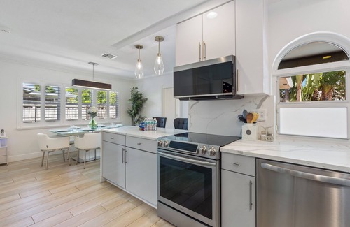 Survey Creek House | Palm Breeze Oasis - Heated Pool, Steps to The Lake, Very Close to The Park!