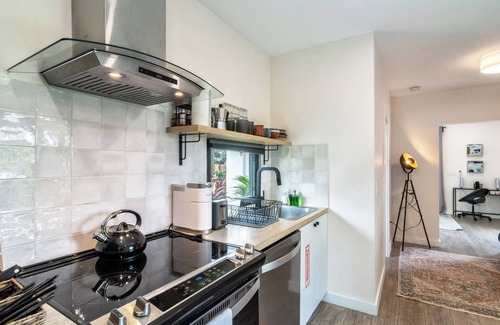 Lake Ridge Cottage | Palm Paradise Retreat – Cozy Cottage for 4 Just 5 Min to Beach, Pet Friendly!