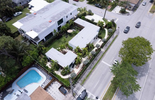 Lake Ridge Cottage | Palm Paradise Retreat – Cozy Cottage for 4 Just 5 Min to Beach, Pet Friendly!