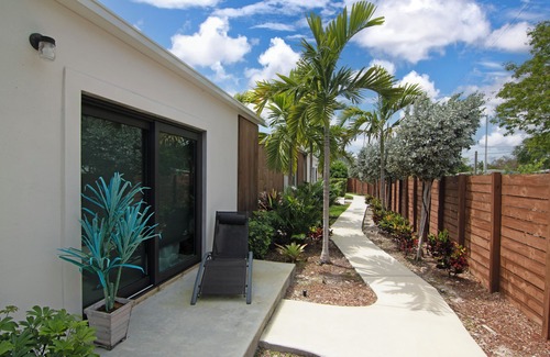 Lake Ridge Cottage | Palm Paradise Retreat – Cozy Cottage for 4 Just 5 Min to Beach, Pet Friendly!