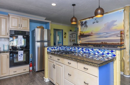 Palm Harbor House | Palm Tiki | Canal Front + Private Fishing Dock!