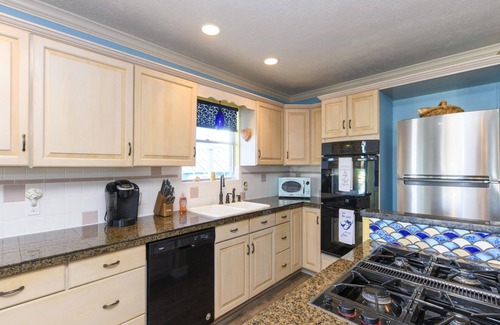 Palm Harbor House | Palm Tiki | Canal Front + Private Fishing Dock!