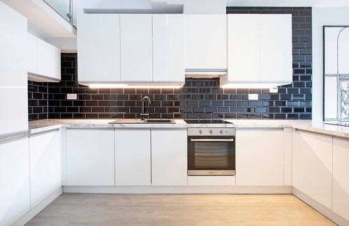 London Borough of Bromley Apartment | Palm Tree House - Angles Max