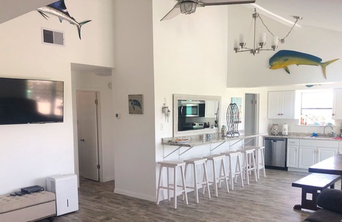 Isla Del Sol House | Palm Trees and Beachy Vibes at Aloha Beaches!
