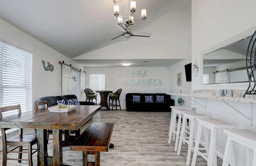 Isla Del Sol House | Palm Trees and Beachy Vibes at Aloha Beaches!
