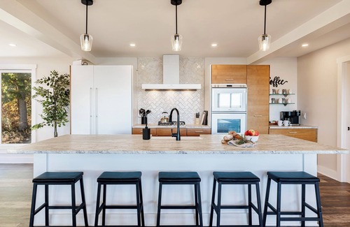 Naples House | Panorama Lakeview Place: Relax, Play & Reconnect — A Retreat for Every Season