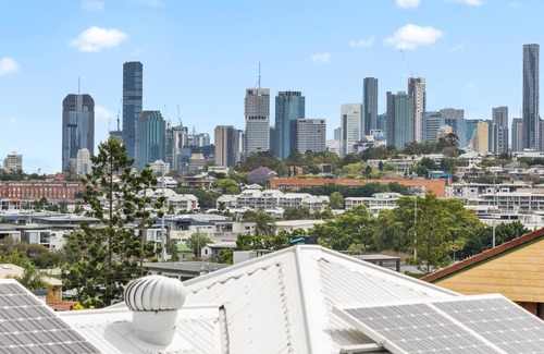 Bulimba Apartment | Panorama Views! ~ 2Bed/1Bath/1Car ~ Bulimba