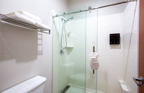Sedona Hotel | Panoramic King Room with Fireplace & Mountain View – Retreat with Scenic Vistas