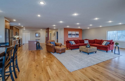 Town of Torrey House | Panoramic lake view retreat with firepit! Centrally located on Wine Trail!