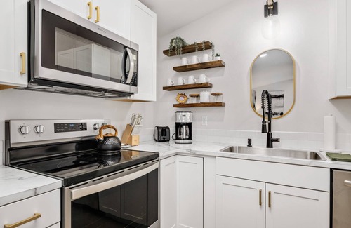 Stafford - Tualatin Valley Cottage | Panoramic Riverside and Lush Forests Views, Pet Friendly, New Décor, Steps Away From Dockside