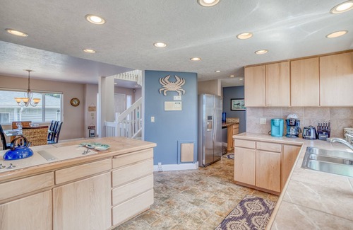 Roads End House | Panoramic Roads End Ocean Views, Deluxe Bedrooms and Dog Friendly