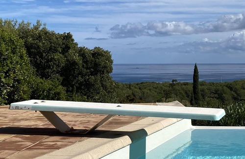 Cap Benat House | Panoramic view of the sea and greenery