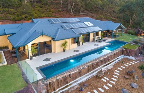Perth House | Panoramic views, secluded nature retreat in the Perth Hills