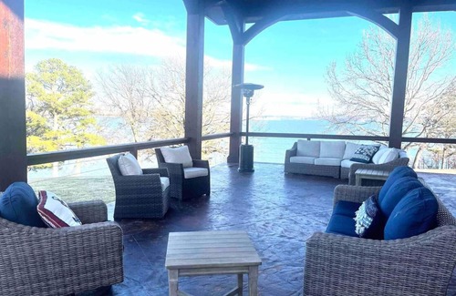 Dennis House | PANORAMIC WATERFRONT THE LODGE AT STONY POINT VACATION GETAWAY & WEDDINGS
