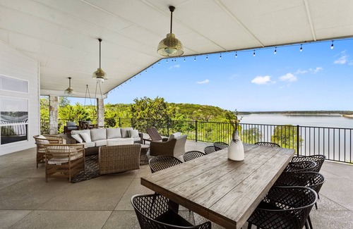 Temple House | Paradise by the lake - Lonestar Lakehouse