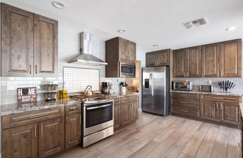 Village Grove House | Paradise Palms I 7 min to Old Town I Heated Pool