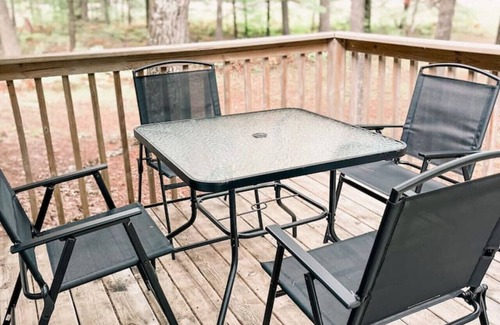 Tawas City Cottage | Paradise Pines - Autumn & Winter Haven Cottage