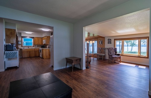 Battle Lake House | Paradise Point Family Retreat – Spacious Lake Home. Sleeps 18,Room to Entertain!